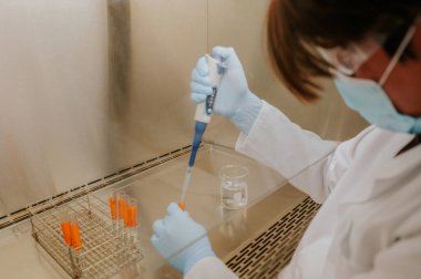 Bilimadamı çözümler hazırlıyor ve laboratuarında kimyasal reaksiyonların sonuçlarını analiz ediyor..