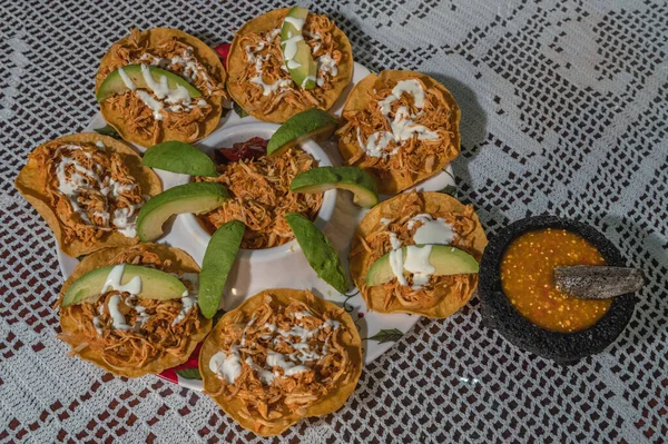 トスタダス ティンガ 伝統的なメキシコ料理 クリームと ソースとアボカド — ストック写真