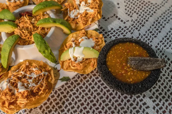 トスタダス ティンガ 伝統的なメキシコ料理 クリームと ソースとアボカド — ストック写真