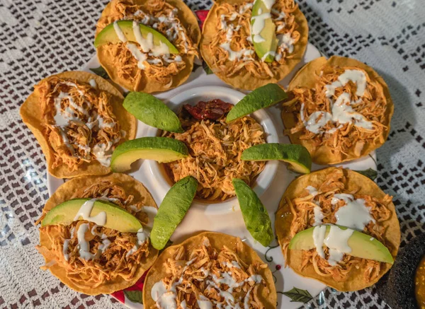 Tostadas Tinga Comida Tradicional Mexicana Con Nata Salsa Aguacate — Foto de Stock