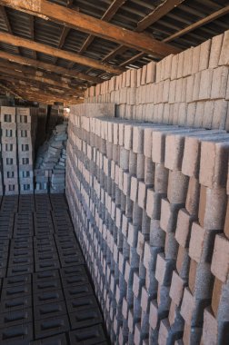 Taze tuğlalar açık havada kurutuluyor. Ardından fırınlarda ateş ediliyor..