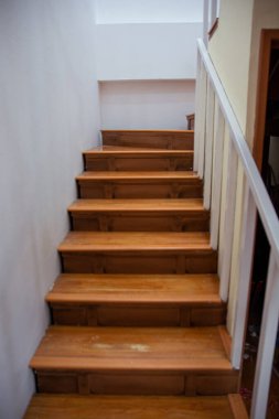 Ev için klasik tahta merdivenler..