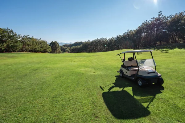 Golfbaan Landschap Met Een Kar Aan Kust Groen Gras Heuvels — Stockfoto