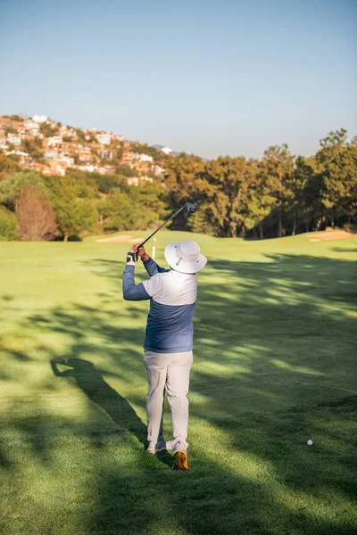 Golfista Masculino Jugando Balanceándose Sobre Hierba Verde — Foto de Stock
