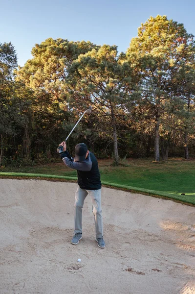 Mannelijke Golfer Spelen Swingen Groen Gras — Stockfoto