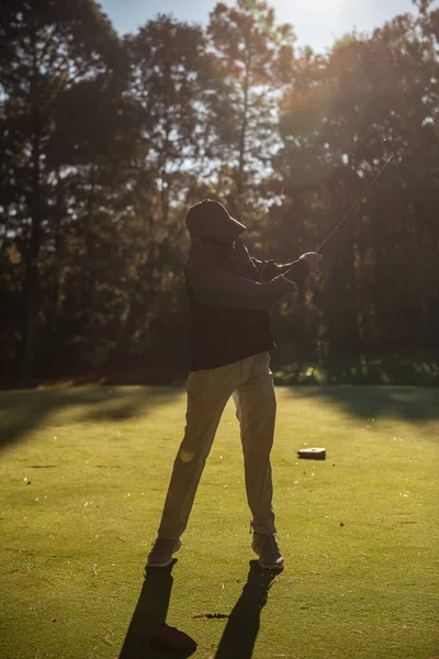 Mannelijke Golfer Spelen Swingen Groen Gras — Stockfoto