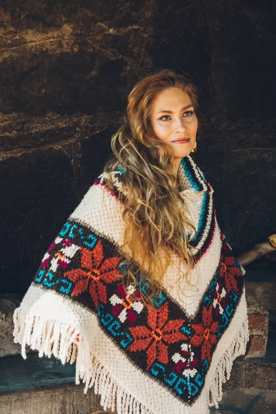 Dojrzała Kobieta Spędza Zimowy Dzień Kamiennej Chatce Tradycyjnym Meksykańskim Poncho — Zdjęcie stockowe