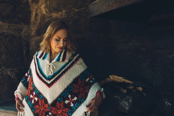 Dojrzała Kobieta Spędza Zimowy Dzień Kamiennej Chatce Tradycyjnym Meksykańskim Poncho — Zdjęcie stockowe