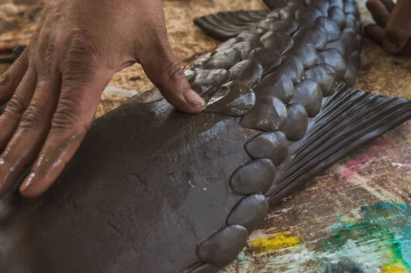 Artisan Robi Glinianą Figurę Ryby Jego Ręce Wyróżniane Tworząc Szczegóły — Zdjęcie stockowe