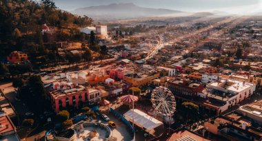 Caddelerin, ana kilisenin, Calvario tepesinin ve Meksika 'nın Metepec şehrinin merkezinin havadan çekilmiş fotoğrafları..