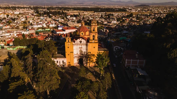 Sokakların Hava Fotoğrafçılığı Meksika Nın Metepec Şehrinin Ana Kilisesi — Stok fotoğraf