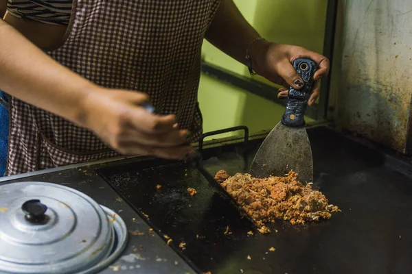 Mujer Taquera Mexicana Prepara Tacos Carne Chorizo Comal Puesto Callejero —  Fotos de Stock