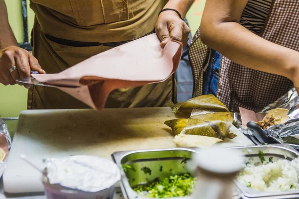 Típico Vendedor Comida Callejera Mexicana Prepara Plato Originario Michoacán México —  Fotos de Stock