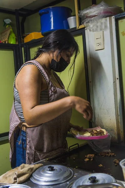 墨西哥塔科拉女人在街上的摊位上准备肉和什锦玉米卷 — 图库照片#