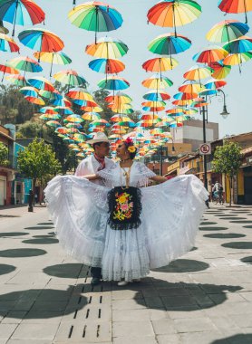 Meksika 'nın Veracruz bölgesinden tipik Meksikalı dansçılar, gösterilerini renkli şemsiyelerle süsleyip sokakta yapıyorlar..