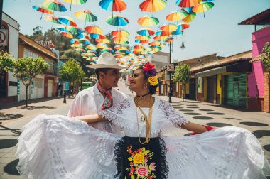 Meksika 'nın Veracruz bölgesinden tipik Meksikalı dansçılar, gösterilerini renkli şemsiyelerle süsleyip sokakta yapıyorlar..