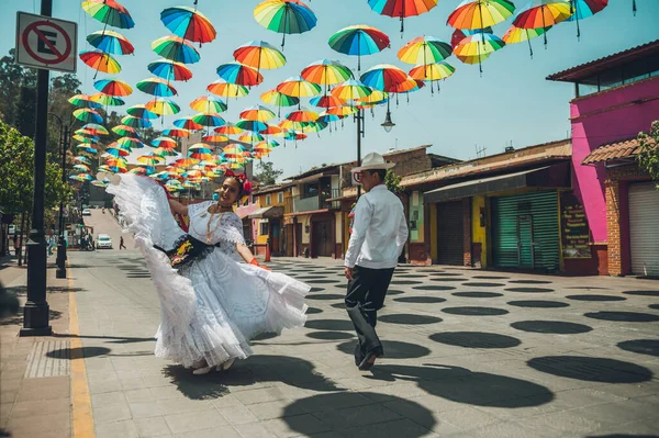 Meksika 'nın Veracruz bölgesinden tipik Meksikalı dansçılar, gösterilerini renkli şemsiyelerle süsleyip sokakta yapıyorlar..