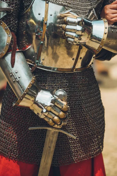 Pitch Battle Medieval Knights Using Metal Armor Axes Swords Shields — Stock Photo, Image