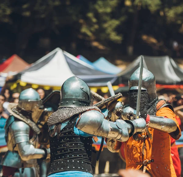 Ortaçağ Şövalyelerinin Çarpışması Kendilerini Savunmak Için Metal Zırhlar Baltalar Kılıçlar — Stok fotoğraf