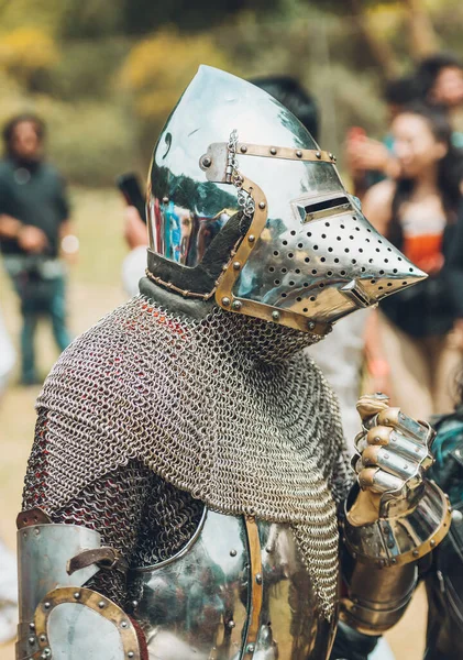 Ortaçağ şövalyelerinin çarpışması. Kendilerini savunmak için metal zırhlar, baltalar, kılıçlar ve kalkanlar kullanıyorlar..