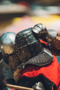 Ortaçağ şövalyelerinin çarpışması. Kendilerini savunmak için metal zırhlar, baltalar, kılıçlar ve kalkanlar kullanıyorlar..