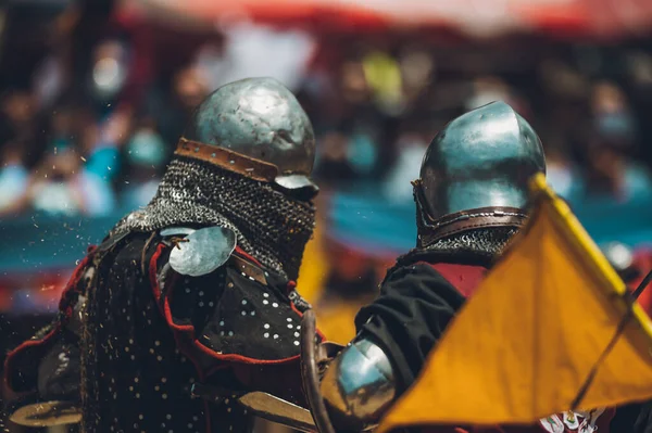 Pitch Battle Medieval Knights Using Metal Armor Axes Swords Shields — Stock Photo, Image