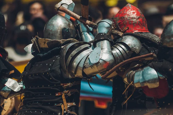 Batalla Campo Caballeros Medievales Usando Armaduras Metal Hachas Espadas Escudos —  Fotos de Stock