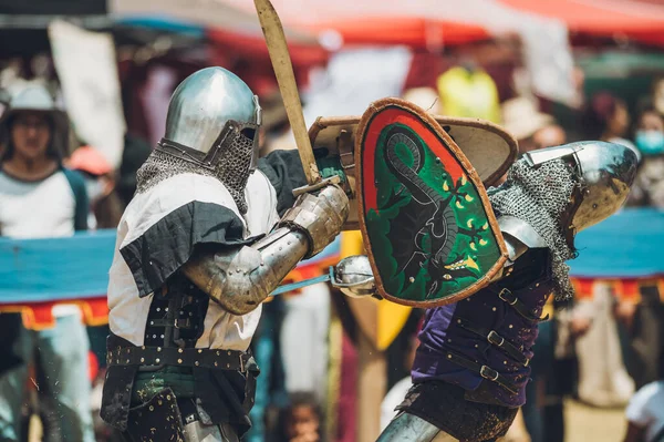 Pitch Battle Medieval Knights Using Metal Armor Axes Swords Shields — Stock Photo, Image