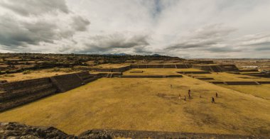 Meksika, Tenango del Valle 'deki Teotenango, Matlatzinca arkeolojik bölgesi piramitleri ve temelleri. Arka planda Nevado de Toluca 'yı görebilirsiniz.