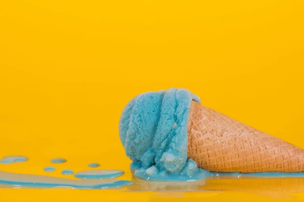 Мороженое Жвачки Традиционном Конусе Желтом Фоне Таяние Разбросанных Капель — стоковое фото