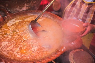  Kuzu eti kil tabaklarda servis edilir, tipik Meksika yemeği.