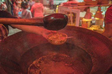 Kil tabaklarında servis edilen sığır eti, tipik Meksika yemekleri.