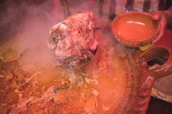 Kuzu Eti Kil Tabaklarda Servis Edilir Tipik Meksika Yemeği — Stok fotoğraf