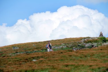 Baba ve kızı dağ çayır yürüyüş