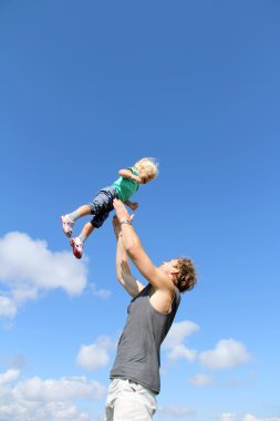toddler kızıyla birlikte oynama baba