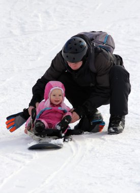 baba ve kızı snowboard üzerinde kayan