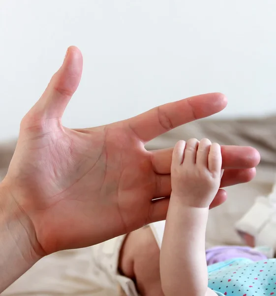 Маленька рука тримає батькову руку — стокове фото