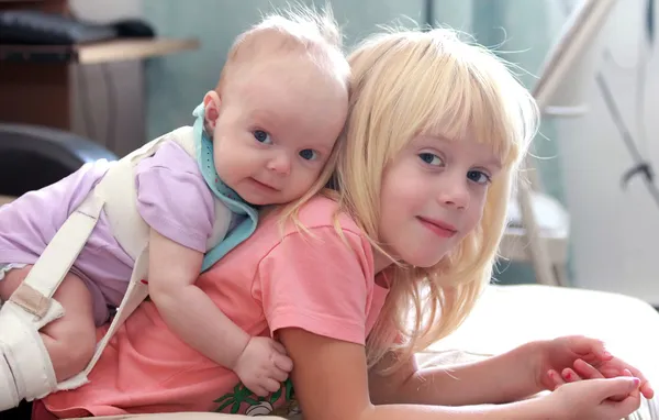 iki kız kardeş. bir kayış için kalça dysplasia vardır