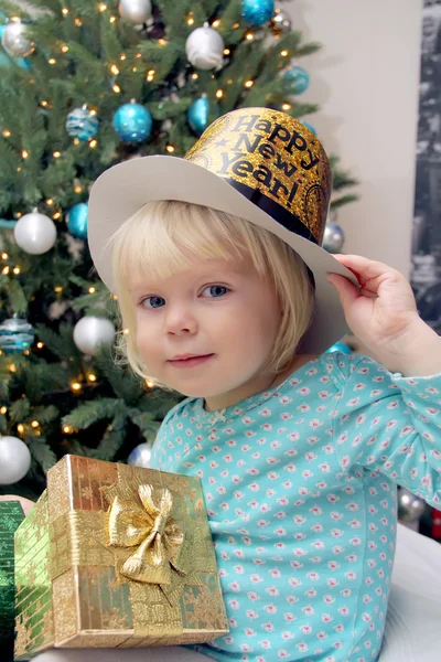 Petite fille avec boîte cadeau de Noël — Photo