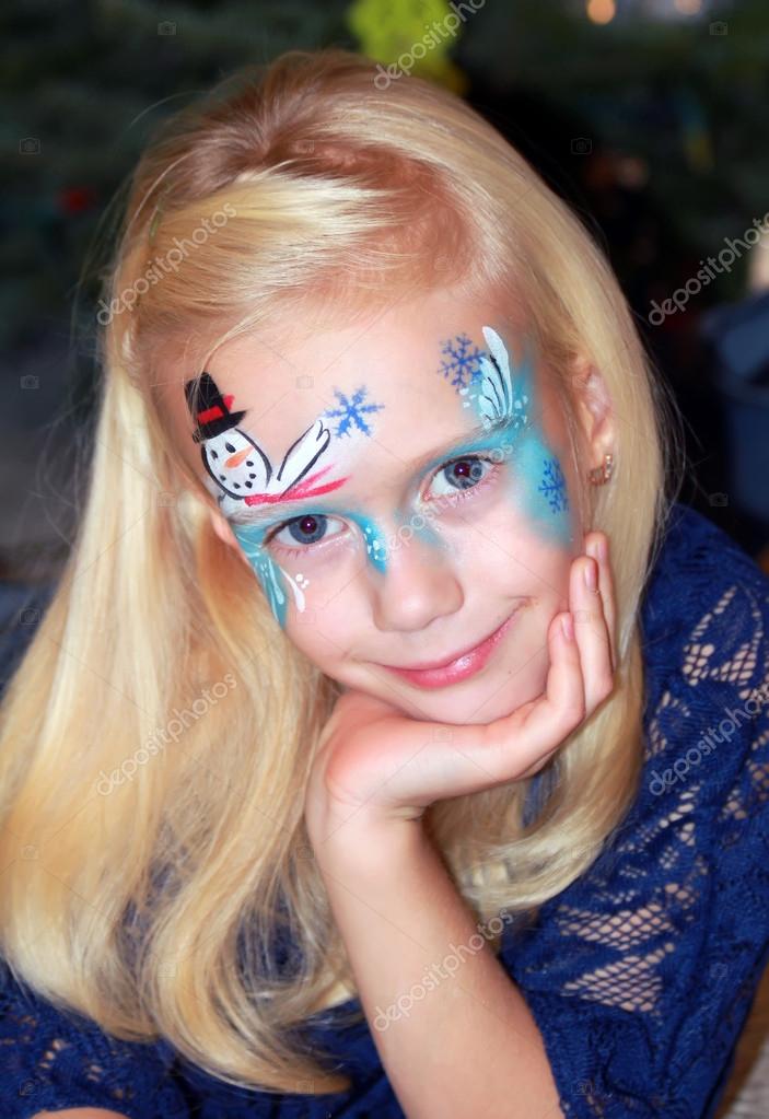 Jolie petite fille avec un visage peint. maquillage de Noël \u2014 Image de atveretinova