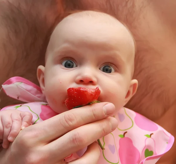 Bebê comendo o morango — Fotografia de Stock