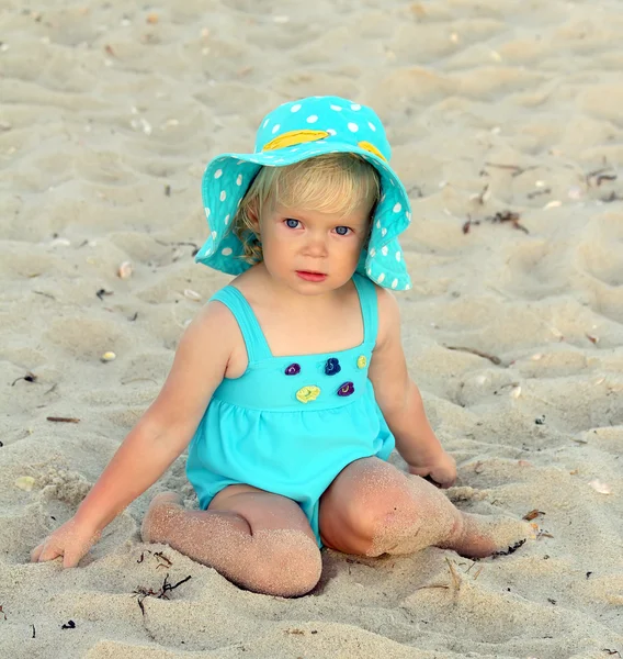 Bedårande barn girl på stranden — Stockfoto