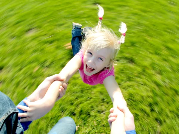 Vater dreht seine glückliche Kleinkind-Tochter — Stockfoto