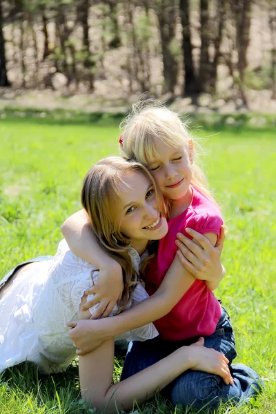 Madre e hija abrazándose mutuamente —  Fotos de Stock