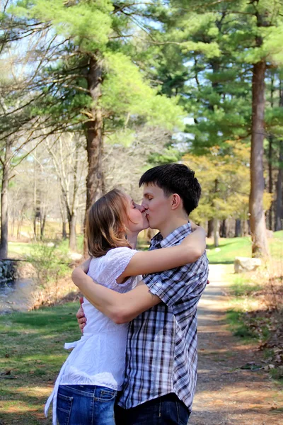 Jeune couple baiser dans la forêt — Photo