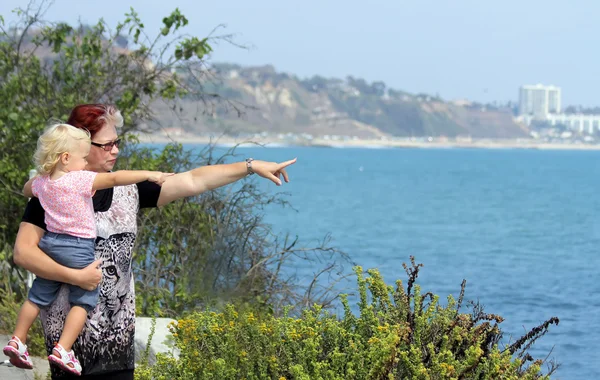 Nonna e la sua nipotina vicino al mare — Foto Stock