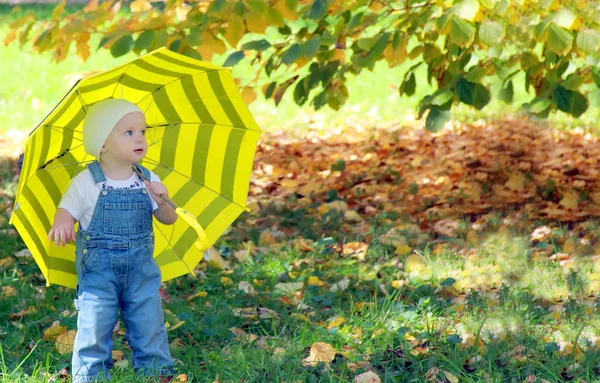 Fille avoir du plaisir dans le parc d'automne — Photo