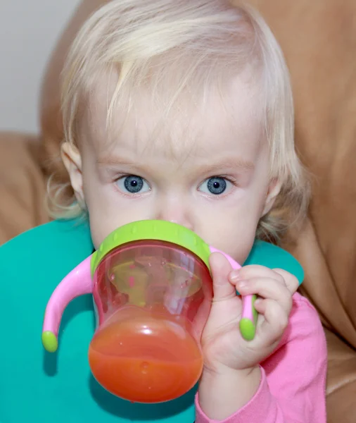 Piccola bambina che beve — Foto Stock
