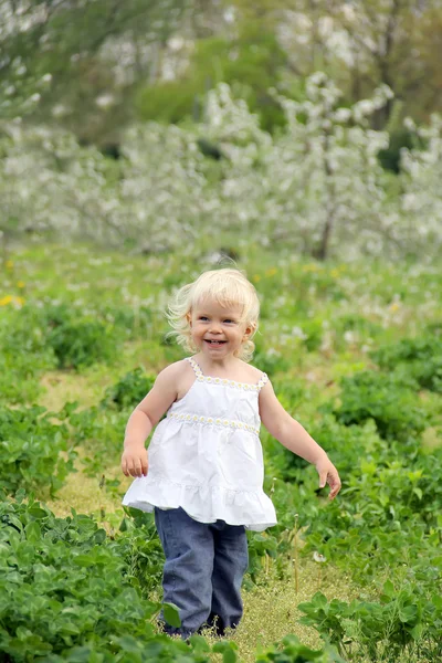 Flicka i parken våren — Stockfoto