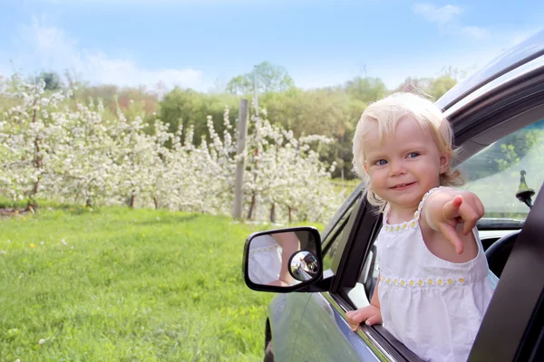 Girl looking out of the car — Stock Photo, Image